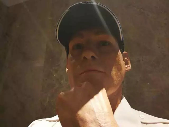 凌厲的眼神流轉(zhuǎn)，目光如炬，手掌的青筋清晰暴出，歲月的紋路無(wú)情橫亙——樹脂雕塑《站崗》
