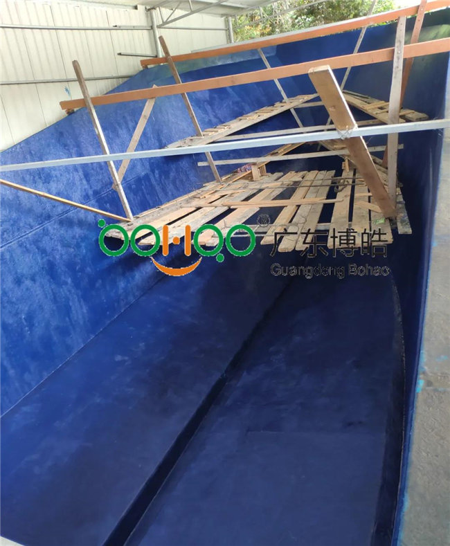 將玻璃鋼模具清洗干凈，打上脫模蠟 施涂船體膠衣
