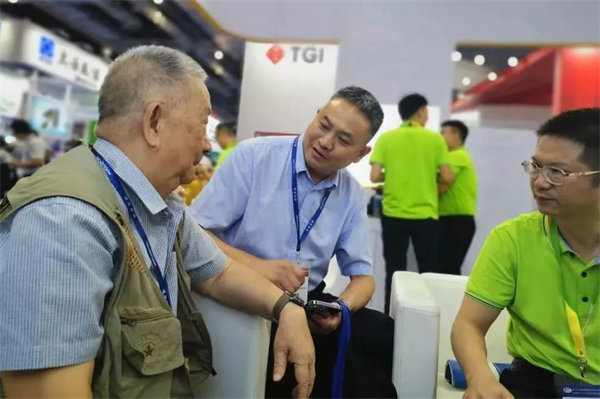 中國復合材料工業協會特邀顧問，中國SMC之父，黃家康到博皓展臺交流指導